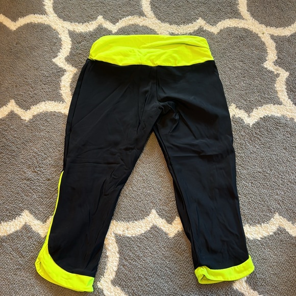 Under Armour Capri’s- Size Medium- Used- Like New- Worn 1-2 times - Picture 2 of 5